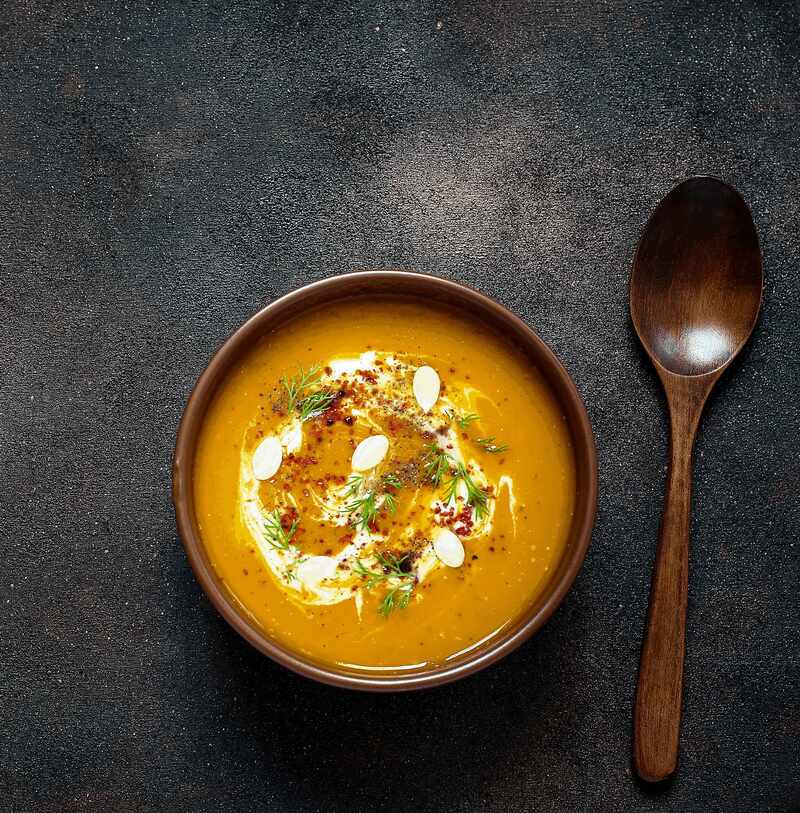 Krem marchewkowy podany w drewnianej misce